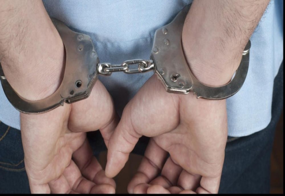 Tată și fiu minor, arestați pentru că au vrut să tâlhărească un bătrân de 73 de ani