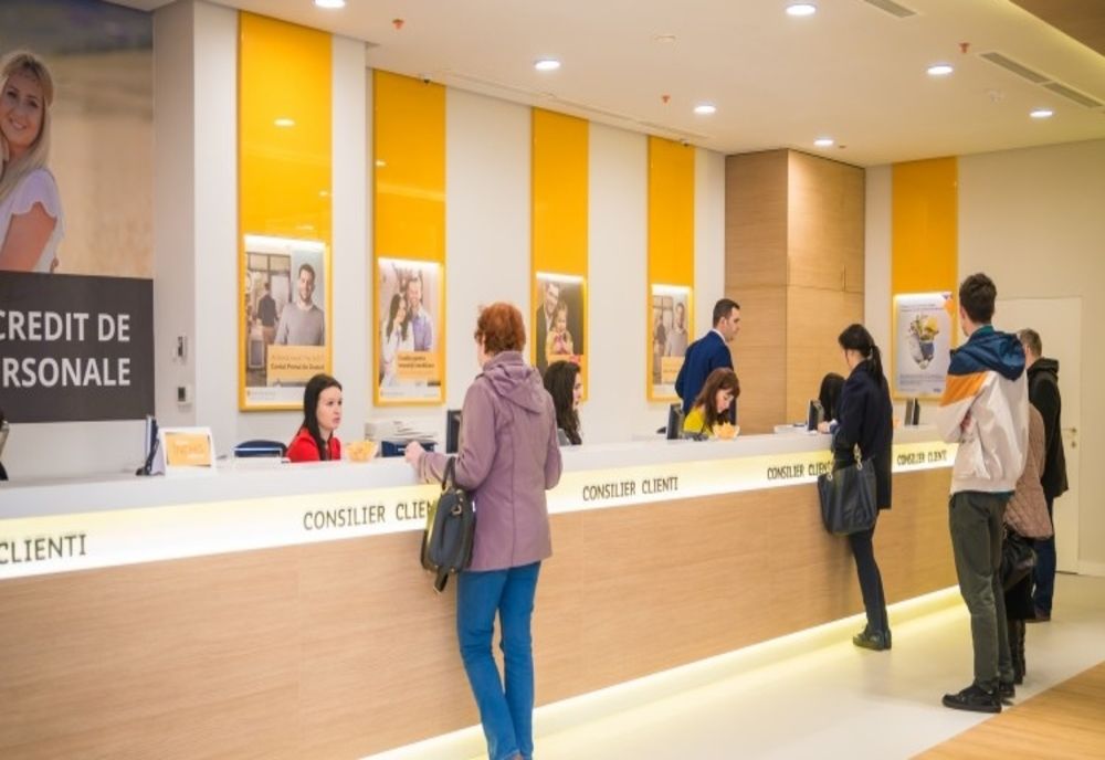 Femeie cercetată penal după ce a făcut scandal şi a provocat distrugeri într-o bancă din Miercurea Ciuc 