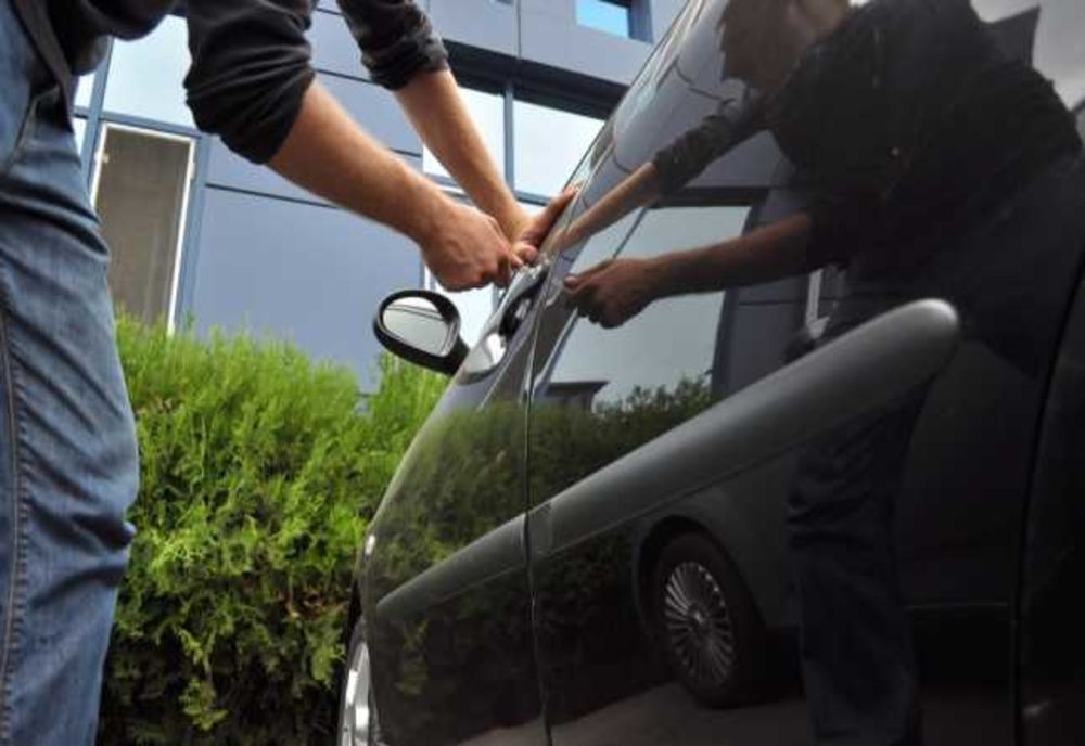 Suspect de furtul unui autoturism, prins de un poliţist aflat în timpul liber 