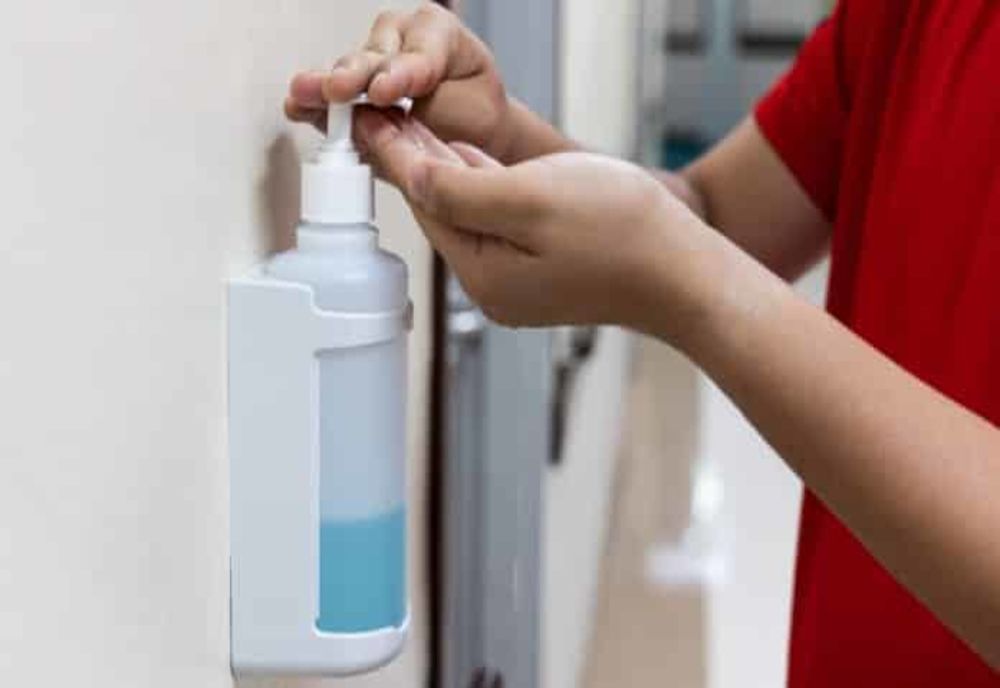 Montarea dezinfectanților în scările de bloc, nu chiar imposibilă. Peste 70 de dozatoare pentru Miercurea Ciuc
