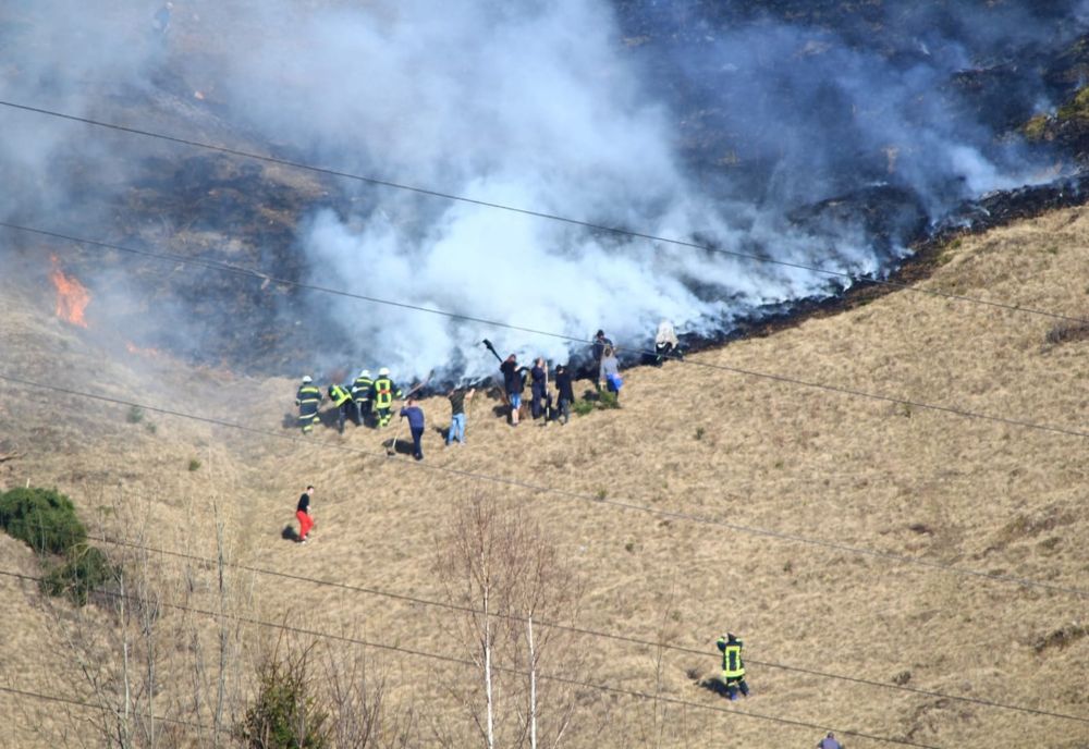 Zi de foc pentru pompierii harghiteni. Proprietarii unor terenuri din județ, sancționați cu câte 2.500 lei pentru incendiile de vegetație uscată