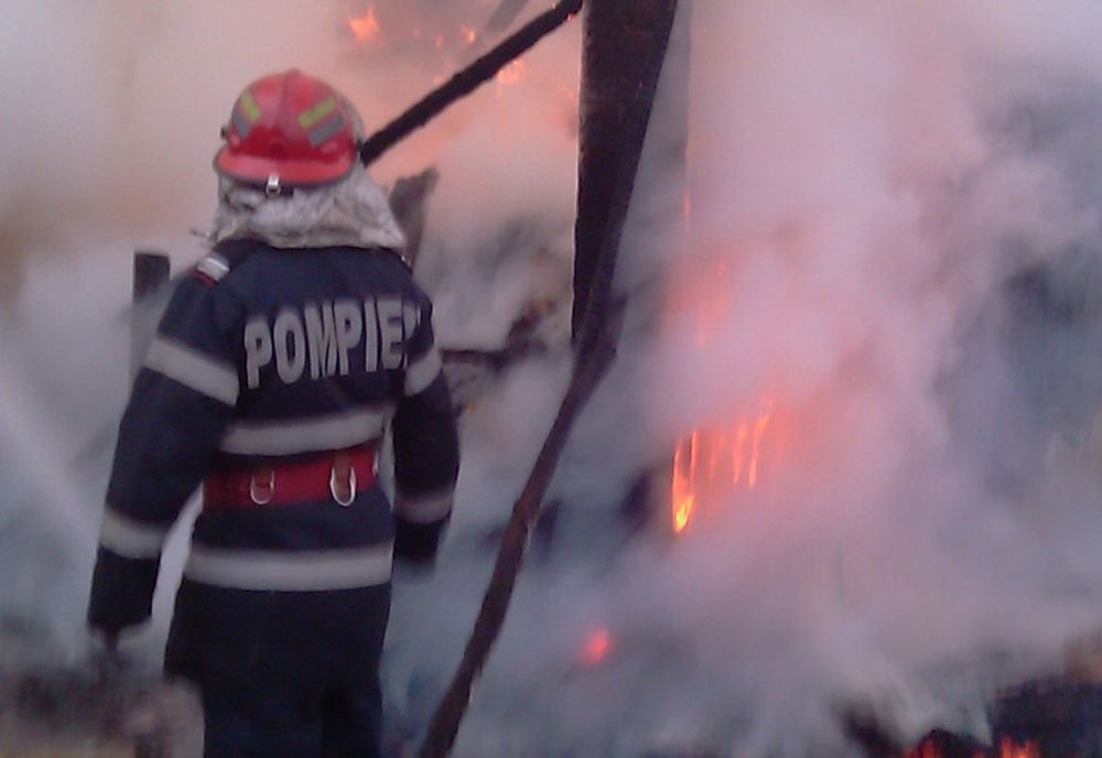 Autoturism și magazie în flăcări, la Miercurea Ciuc; Incendii de vegetație uscată în Toplița și Odorheiu Secuiesc,