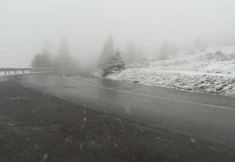 Iarnă în plină primăvară în județul Harghita. Drumarii au acționat cu utilajele pentru deszăpezire 