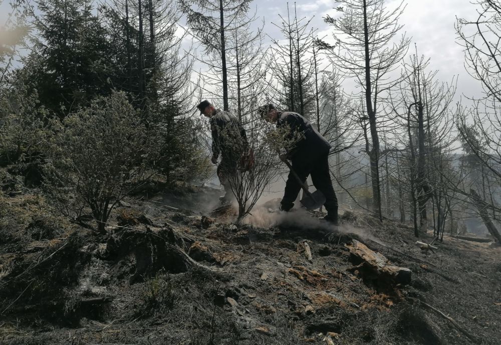 Misiunea de stingere continuă în zona Csiszer, Gheorgheni. Acțiunea e îngreunată de vântul puternic și de lipsa surselor de apă