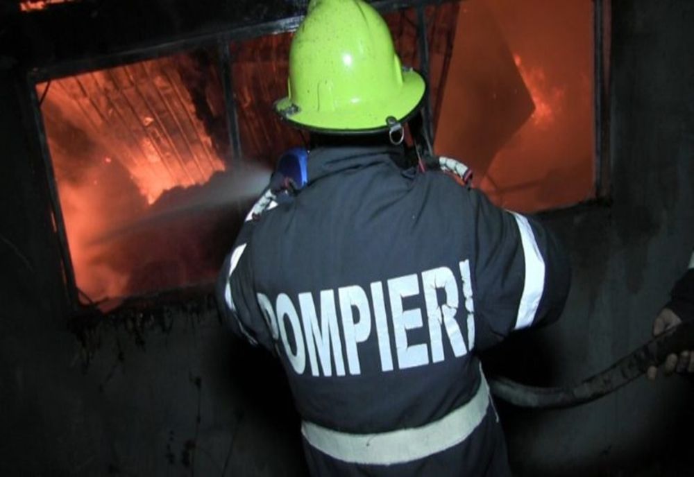 Noapte albă pentru pompierii harghiteni: s-au luptat peste 4 ore să stingă incendiul de la Remetea. Proprietarul a suferit răni de gr I și II pe față și mână