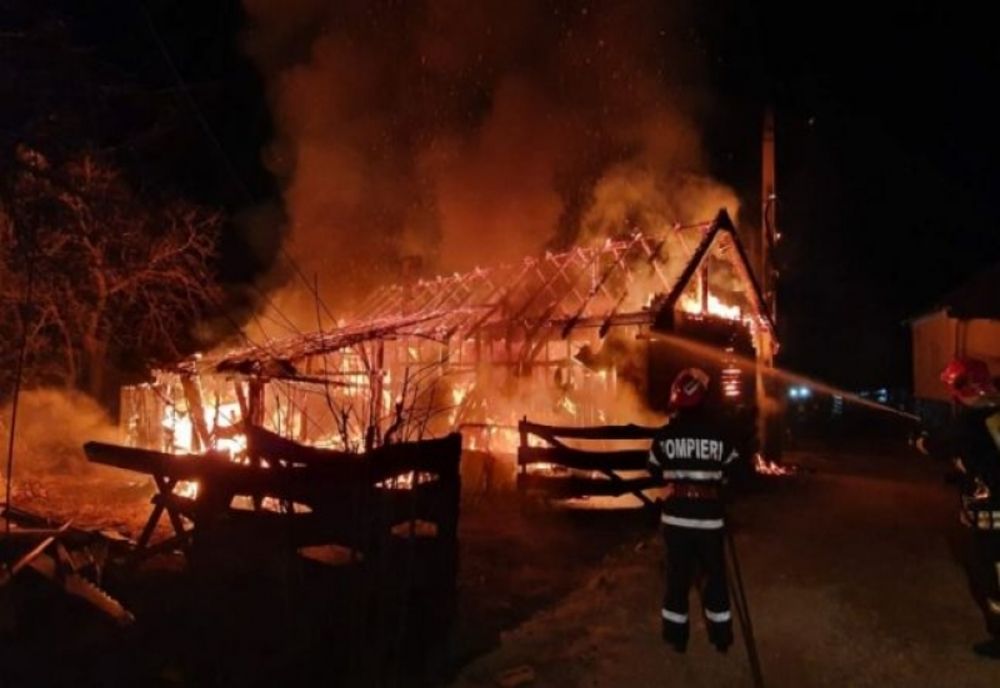 Două grajduri și un atelier dintr-o localitate harghiteană, cuprinse de flăcări. O persoană a suferit arsuri