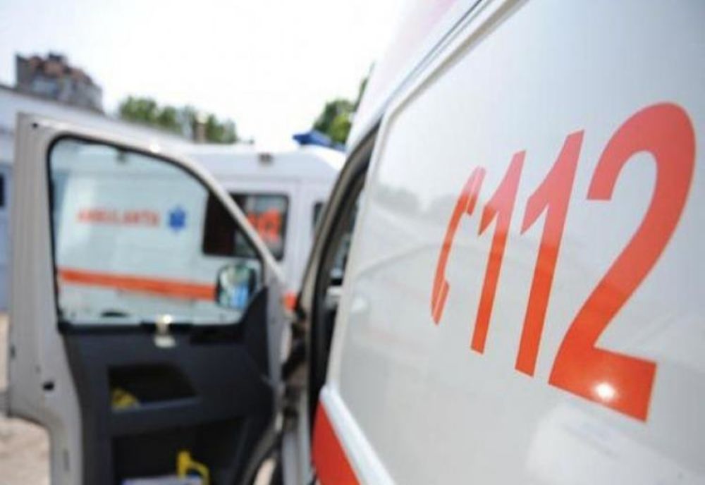 Fetiță lovită de mașină, după ce a ieșit în fugă dintr-o curte