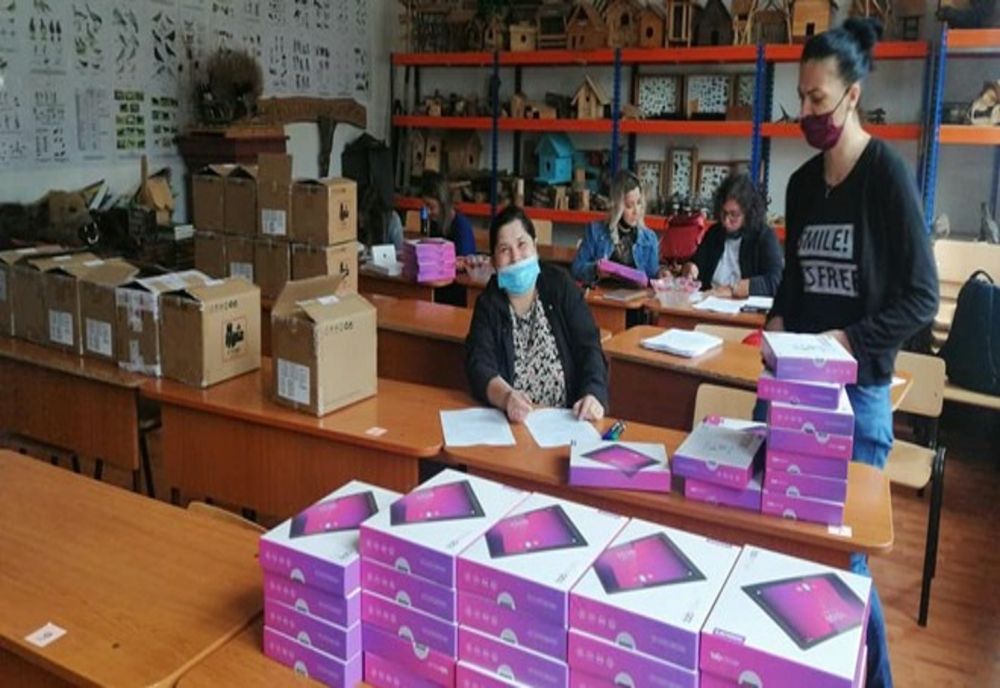 Elevii din Corbu au primit tablete conectate la internet!