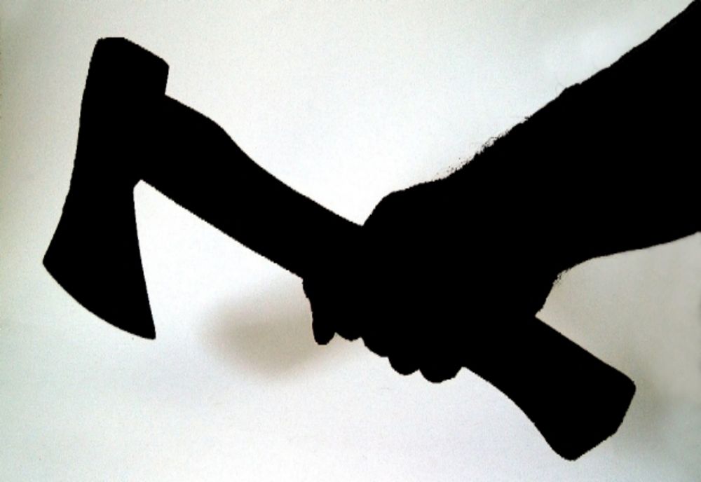 Mașină distrusă cu un topor