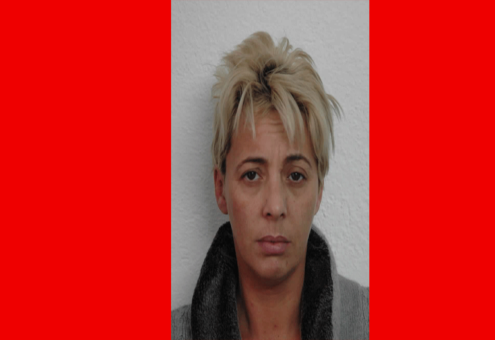 O femeie acuzată de trafic de persoane este căutată de polițiști