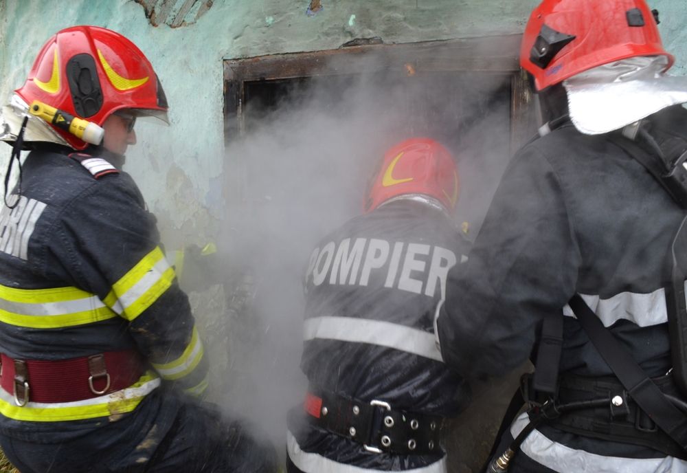 Incendiu violent la o casă din Sânsimion (FOTO)