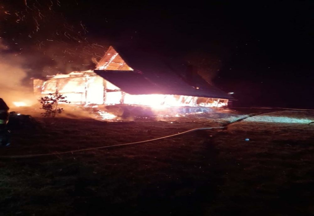 Bărbat de 60 de ani mort într-un incendiu provocat de o explozie, în Harghita!