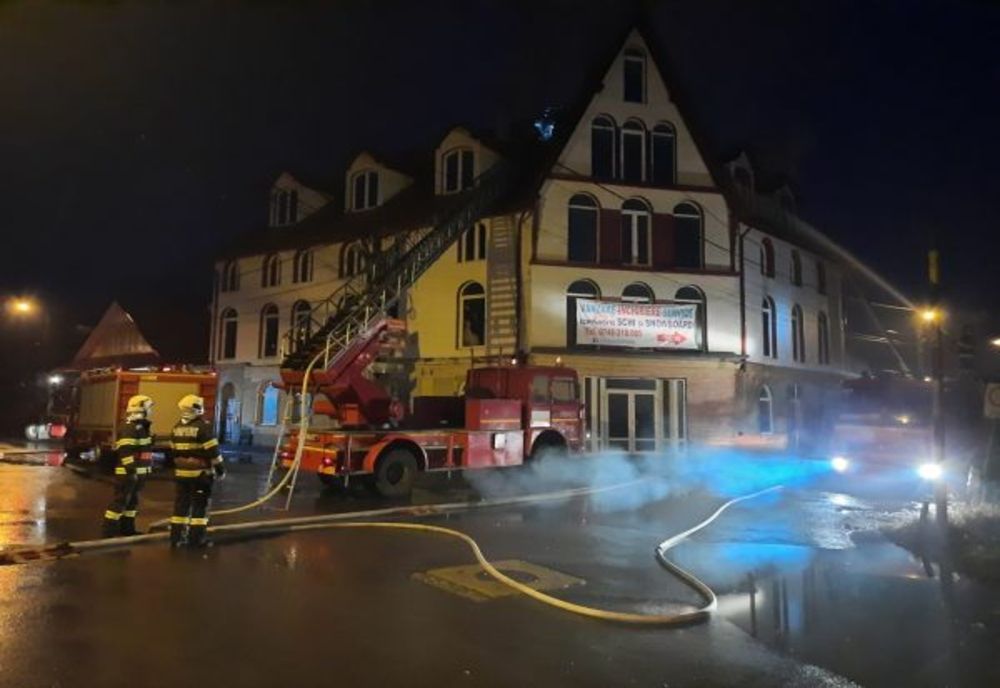 Acoperișul unei pensiuni din Toplița a fost distrus de flăcări