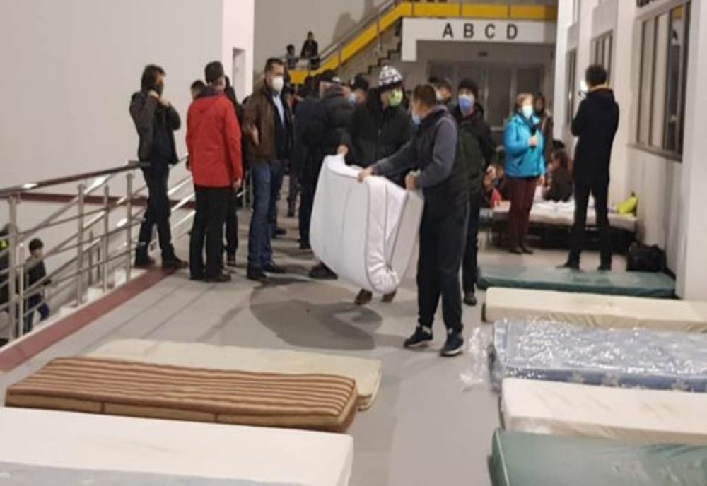 REPORTAJ Impresionant val de solidaritate la Miercurea Ciuc, pentru ajutorarea romilor afectaţi de incendiu