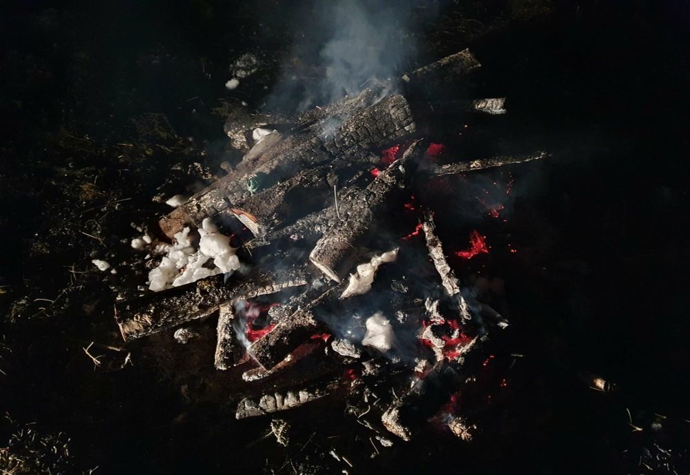 Focuri lăsate aprinse și gunoaie găsite de salvamontiștii din Toplița în urma turiștilor