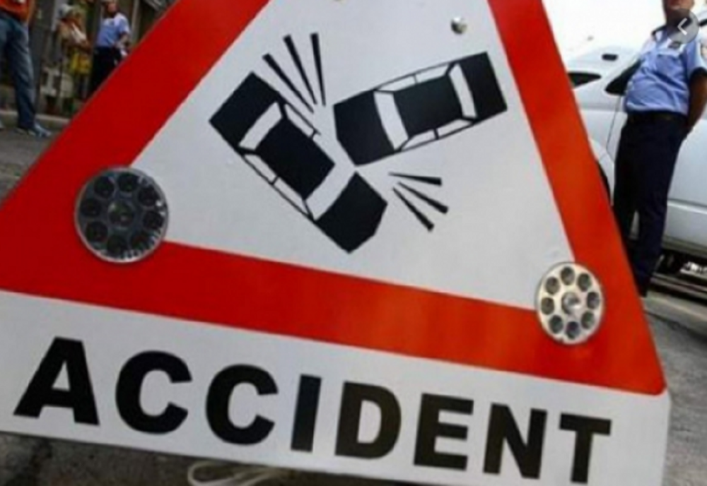 Autoturism răsturnat, pe DN13A