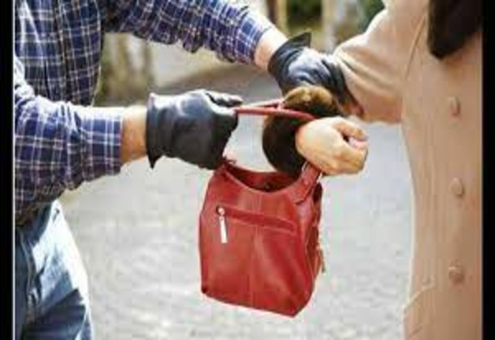 ATENȚIE! Ce trebuie să faci pentru a NU deveni victima unei infracțiuni de tâlhărie