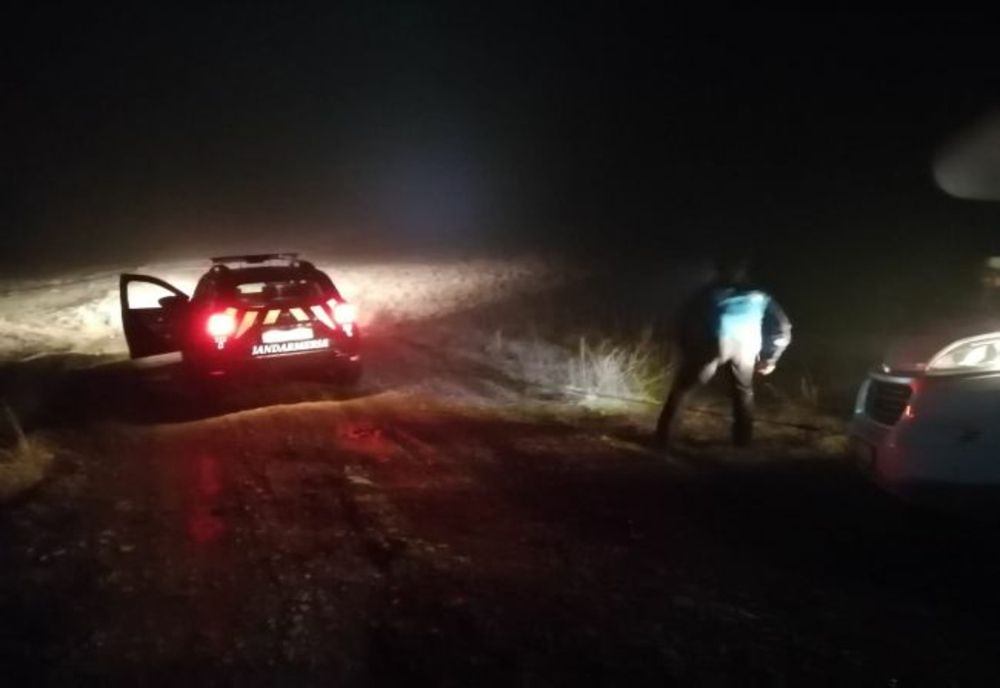 Turiști ajutați de jandarmii harghiteni