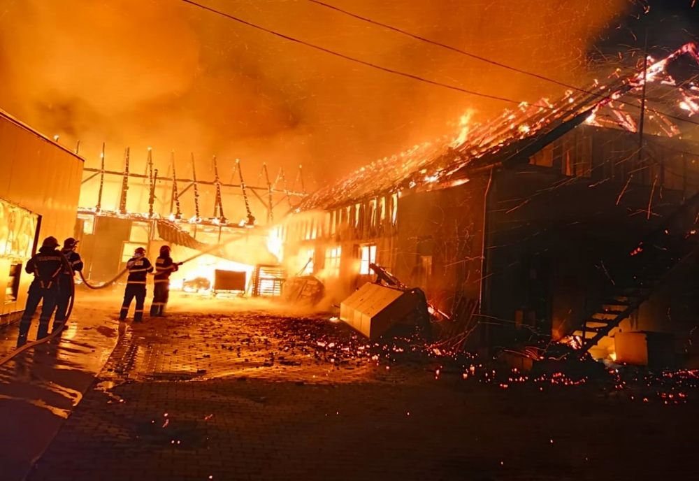 FOTO: Incendiu violent la fabrica de mobilă din Reghin! Intervin pompierii din Mureș, Bistrița-Năsăud și Harghita