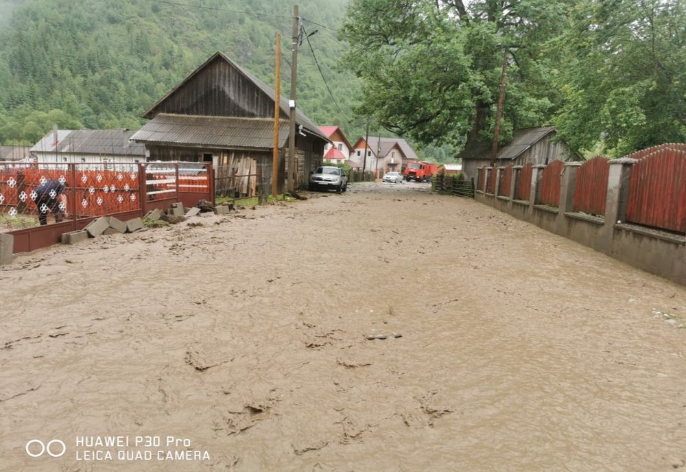 Populația afectată de inundații, ajutată de pompieri
