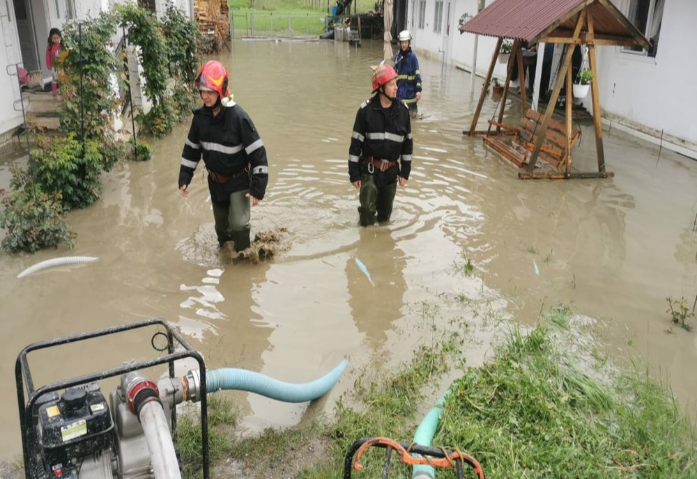 VIDEO Zeci de gospodării inundate, în județul Harghita! Mai multe persoane au fost evacuate