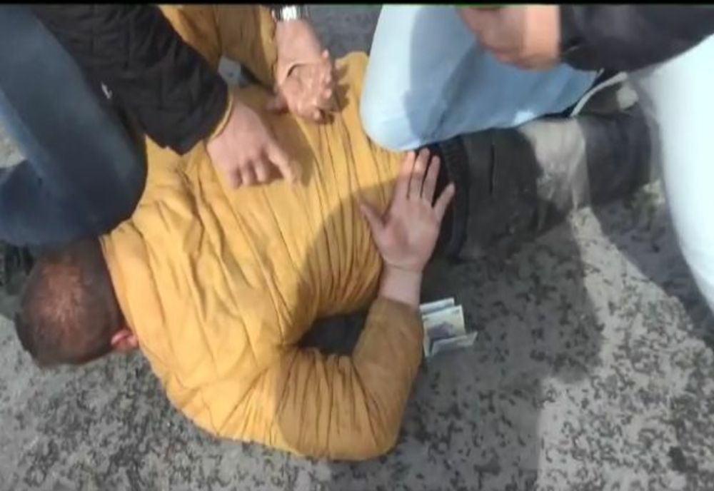 VIDEO Prins în flagrant în timp ce primea 300 de lei
