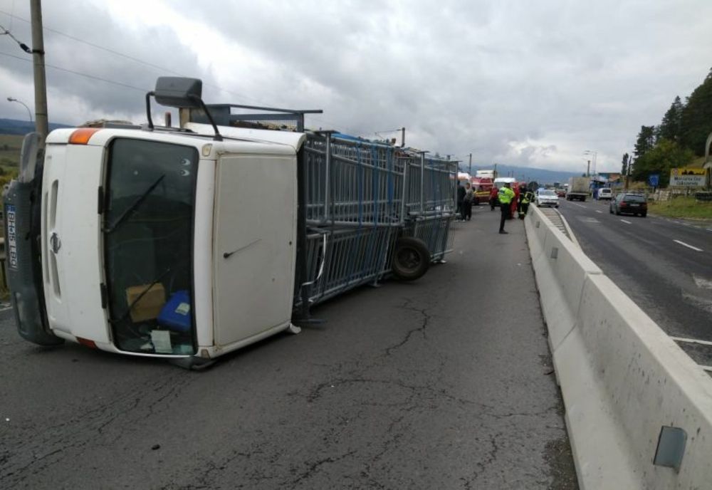 Camion răsturnat, cu o persoană încarcerată, la Miercurea Ciuc