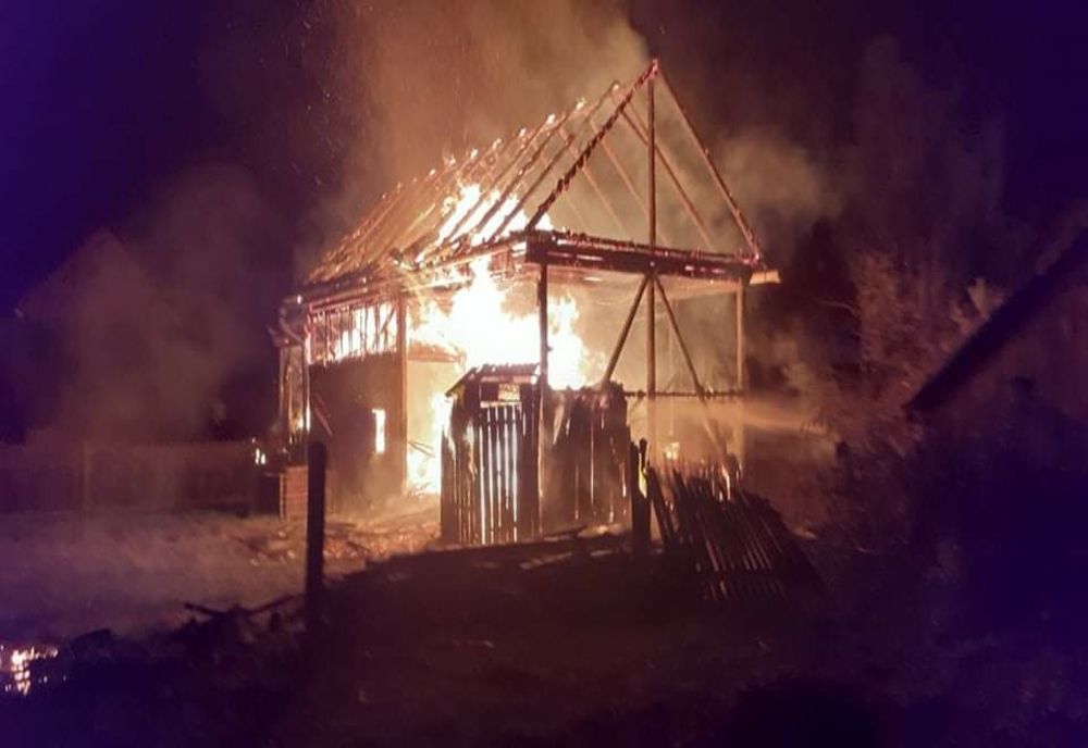 Grajduri distruse de flăcări, în localitatea Ditrău