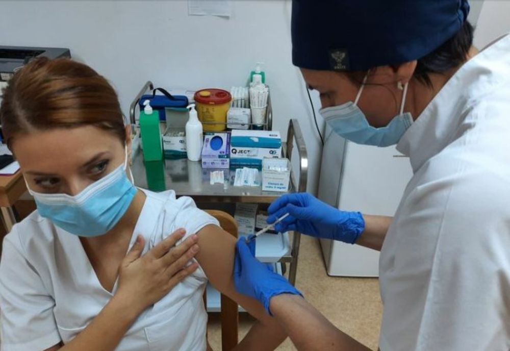 La Spitalul Județean de Urgență Miercurea Ciuc a început administrarea celei de-a treia doze de vaccin anti-COVID-19