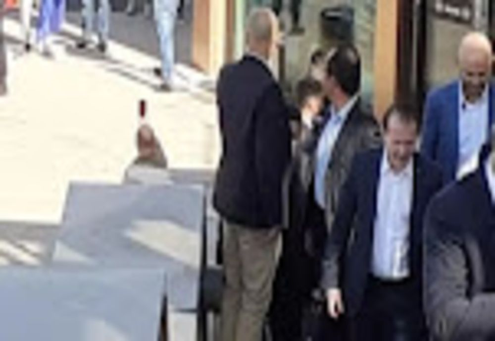 VIDEO - Florin Cîțu și echipa de susținători, primiți cu huiduieli la Iași: "Trădătorii! Securiștii!