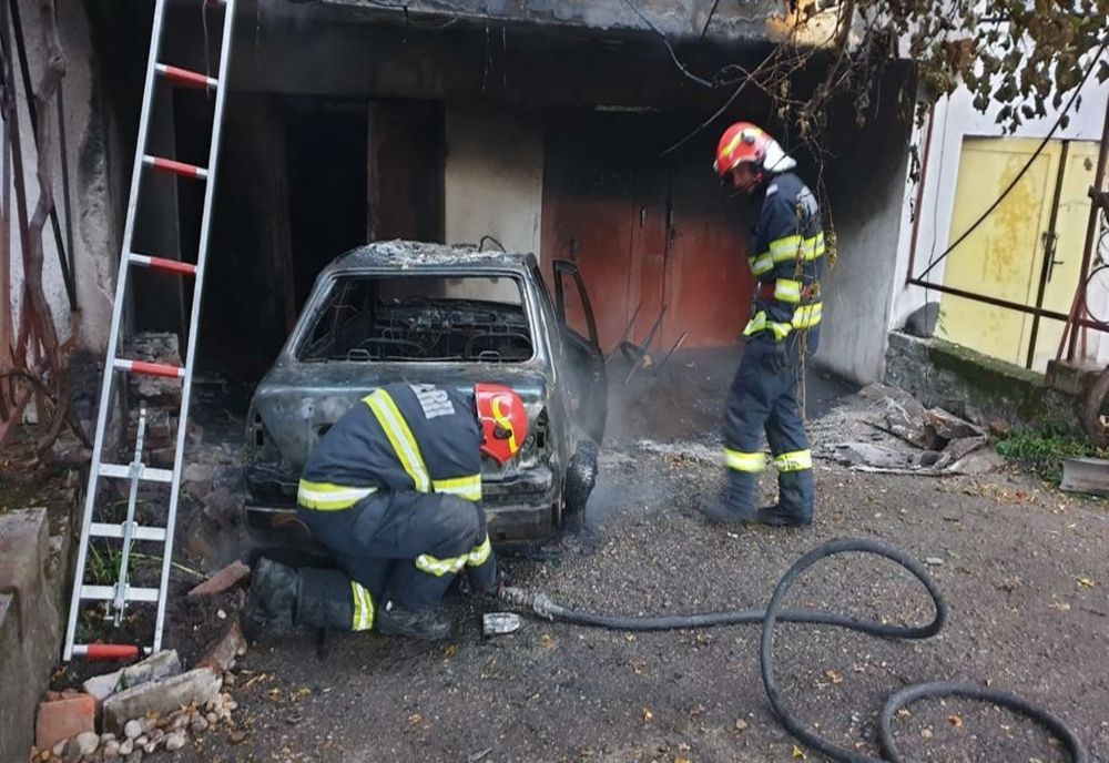 Incendiu violent la Sărmaș! Garaj, grajd și mașină distruse de flăcări! O casă este și ea în pericol!