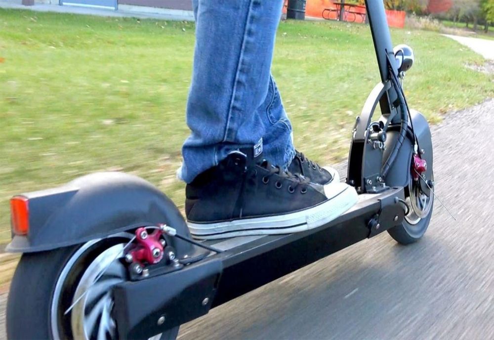 Bărbat pe trotinetă, lovit de o mașină la Odorheiu Secuiesc!