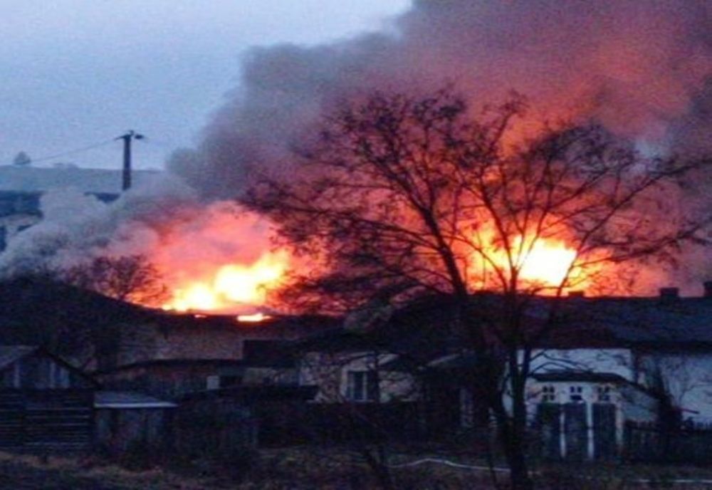 Incendiu la o garsonieră din localitatea Gălăuțaș! Pericol de extindere la celelalte locuințe!