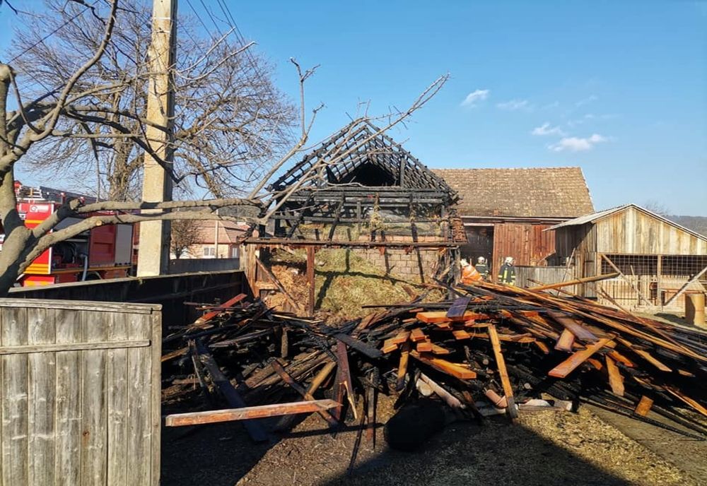 Anexă gospodărească din Lăzarea distrusă de flăcări