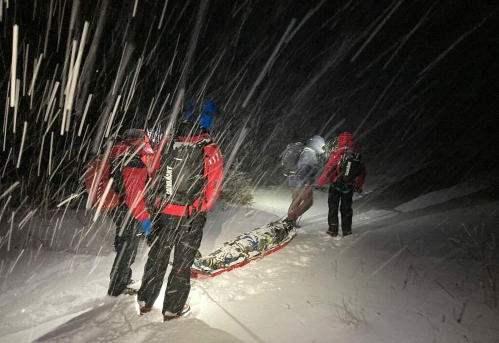 Un bărbat și-a pierdut viața după ce a căzut de pe o stâncă, în zona Lacu Roşu