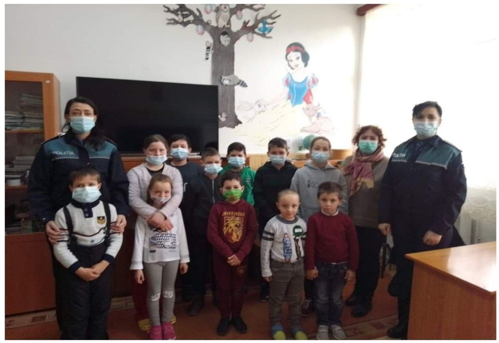 Activități ale polițiștilor harghiteni desfășurate în școlile din județ în cadrul unei campanii de prevenire a agresiunii sexuale