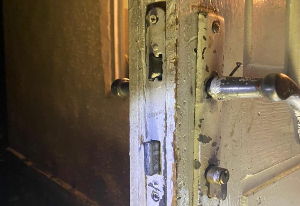 Un urs a intrat într-o casă din județul Harghita. Vânătorii au tras cu arma ca să îl alunge