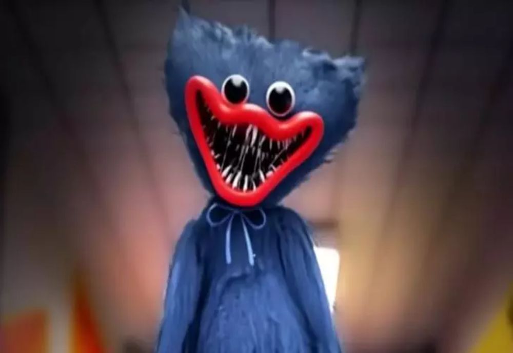 Huggy Wuggy - Părinții, în alertă din cauza unei jucării controversate: "Ține-mă până mori!" - VIDEO