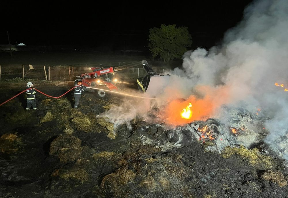 Aproape 250 de pompieri și voluntari au intervenit pentru lichidarea unui incendiu violent