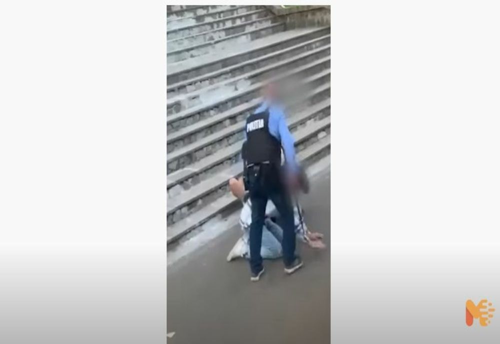 VIDEO Tânăr îngenuncheat, lovit de un poliţist în uniformă, în gara din Băile Tuşnad