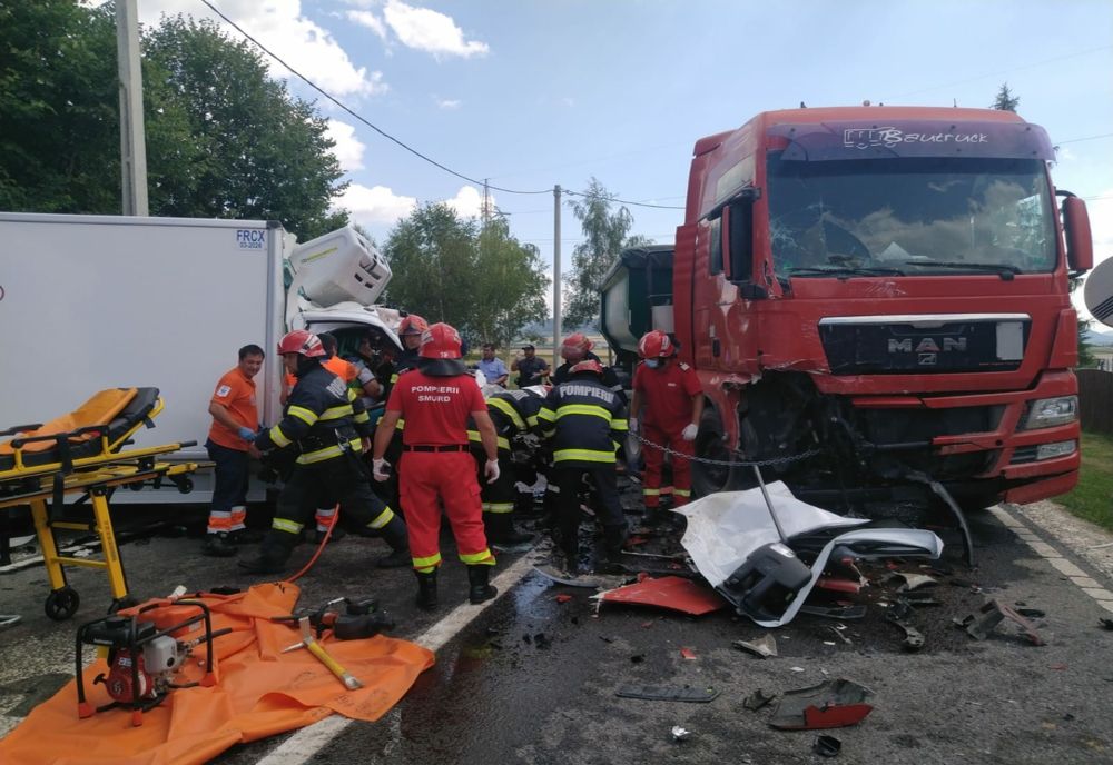 Accident cu două victime încarcerate