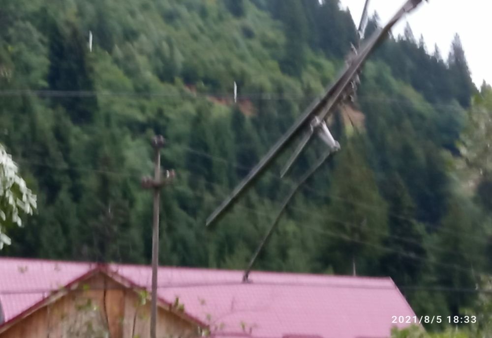 Copaci căzuți pe cablurile de electricitate în două localităţi din Harghita