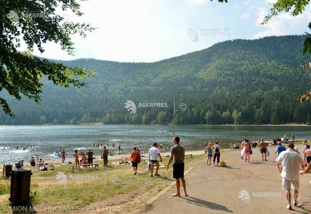 Interdicţie de a mai vizita Lacul Sfânta Ana şi Tihovul Mohoş pentru cei prinşi că hrănesc urşii