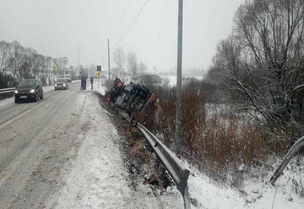 Autocisternă încărcată cu motorină și benzină răsturnată la intrarea în localitatea Voșlăbeni