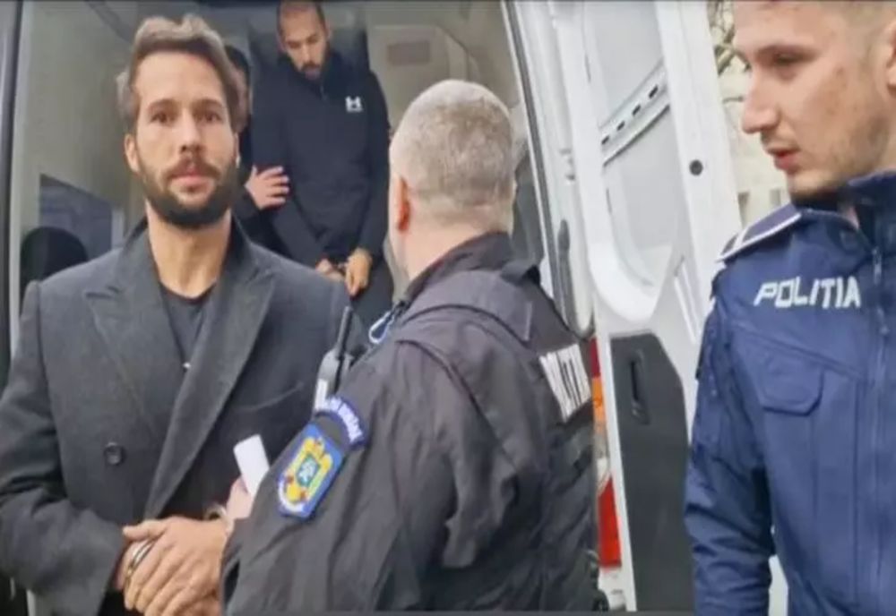 Momentul în care Tristan Tate strecoară un bilet unei jurnaliste - incredibil ce scria pe hârtie! DETALIUL făcut public acum