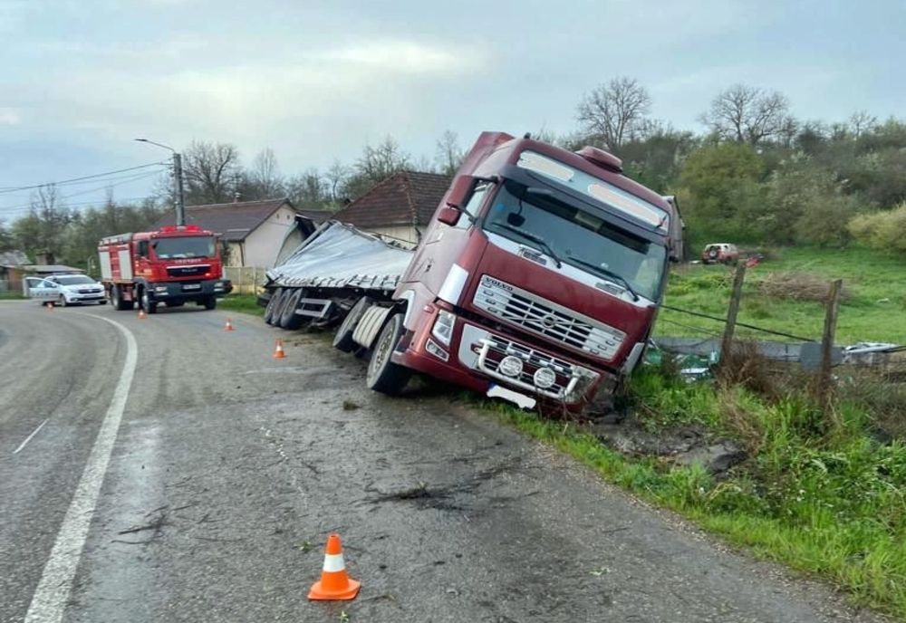 Accident pe DJ 151, în Chiraleș! Șofer din Harghita, beat la volan, cu TIR-ul în șanț