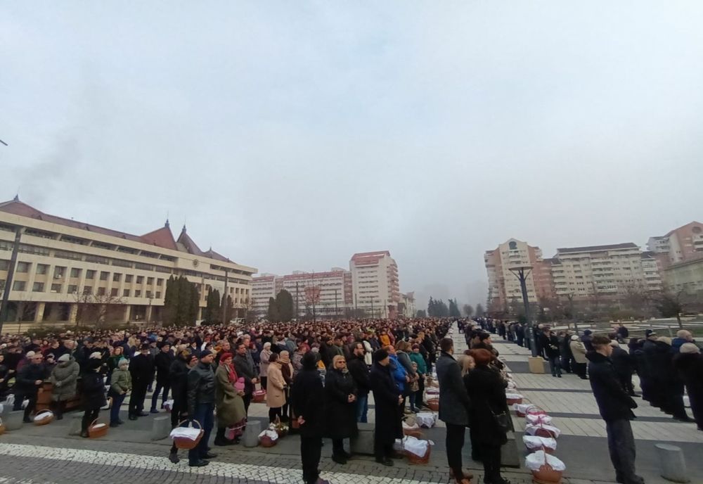 Câteva mii de persoane la tradiţionalul ceremonial de sfinţire a bucatelor de Paştele Catolic de la Miercurea-Ciuc