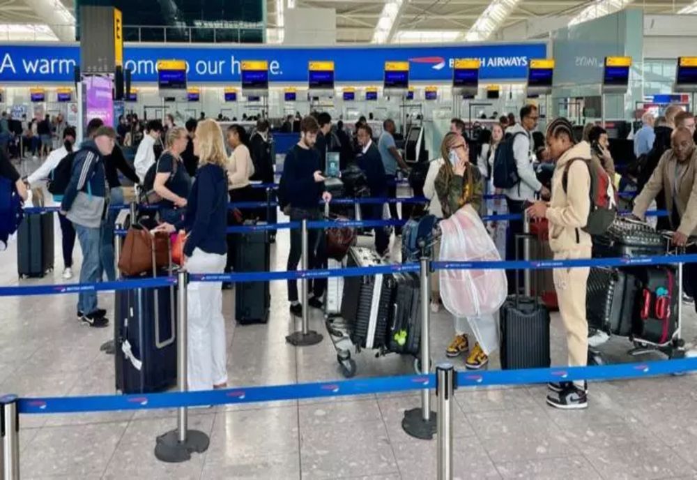 Haos pe aeroporturile din Anglia - Românii, avertizați de MAE: Există perturbări ale controlului de frontieră