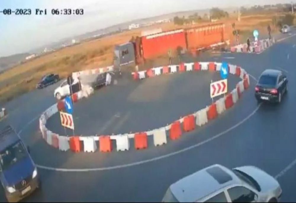 Accident rutier grav la Lețcani - Un camion s-a răsturnat după ce șoferul ar fi adormit la volan