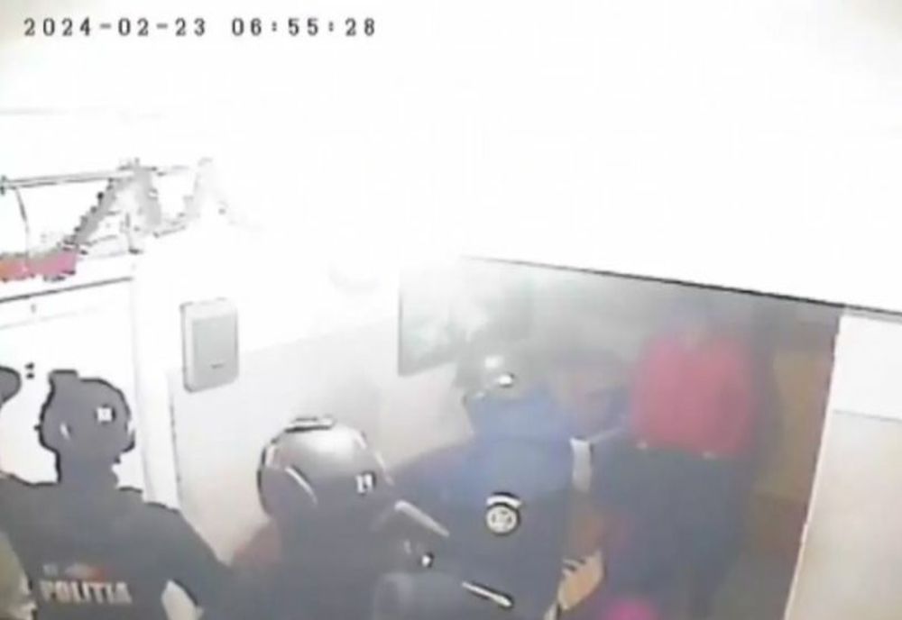 Mascații au greșit din nou adresa! Bărbat pus la pământ și amenințat cu pistolul, în fața copilului de 4 ani - VIDEO